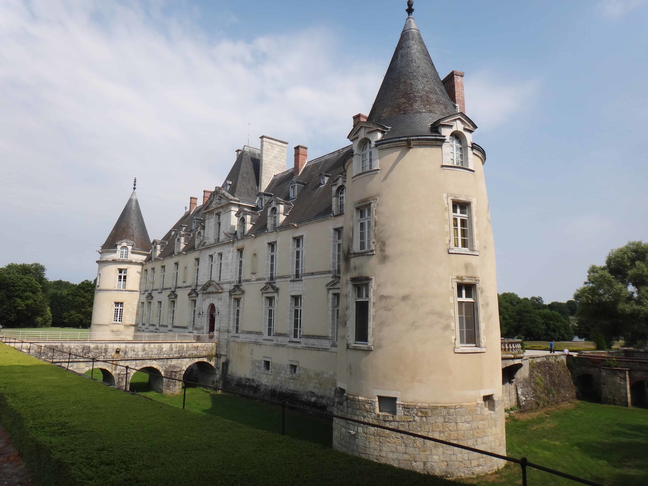 stay-play-and-relax-like-a-french-king-in-a-stunning-chateau-with